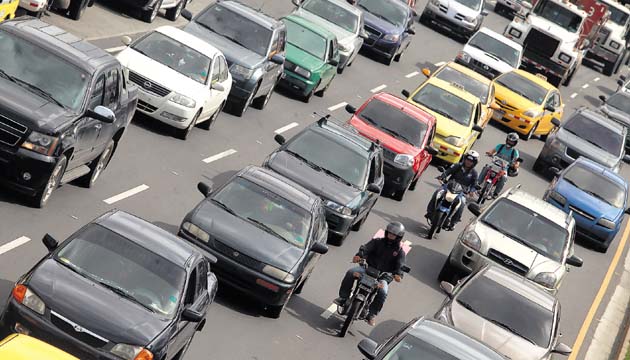 Magnitud de la congestión vehicular. Las autoridades han determinado que solo con los 600 mil autos que se mueven a diario en la capital, se podrían colocar uno tras otro y llegar hasta Managua, la capital de Nicaragua.