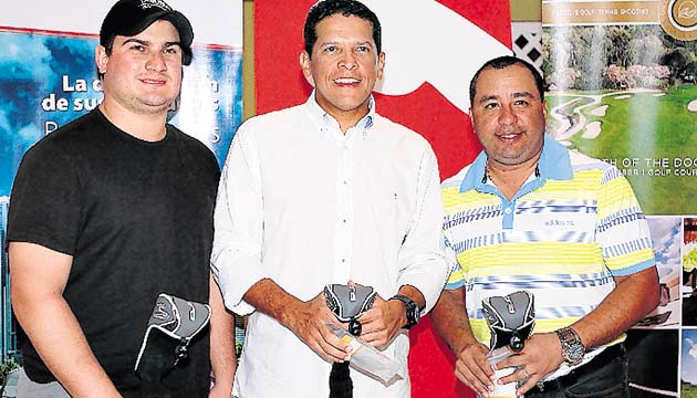 2. De izq. a dcha: Los jugadores José Luis Varela Jr., Víctor Cubias y Marco Murillo.