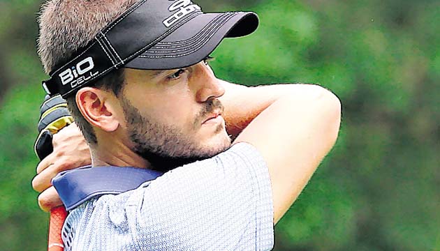 3. El golfista Juan José Villanueva ejecuta un tiro largo en el hoyo 17.