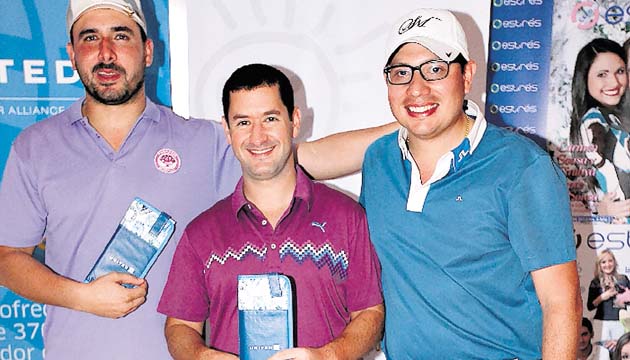 4. Los ganadores del primer “gross” del torneo posan con sus premios.