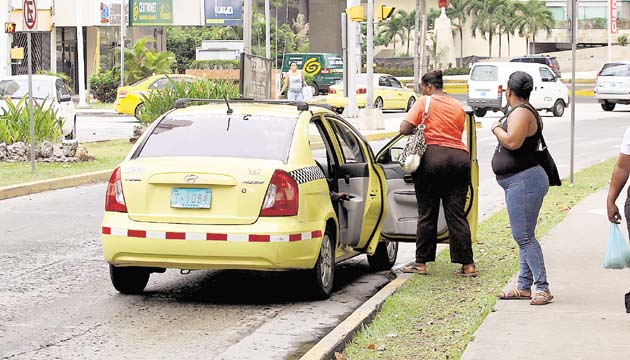 Otro dilema es que dejan a los pasajeros en cualquier lado. Foto/Víctor Arosemena