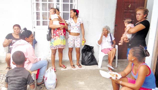 Afectados reciben ayuda de las autoridades y vecinos del lugar. (Delfia Cortez)