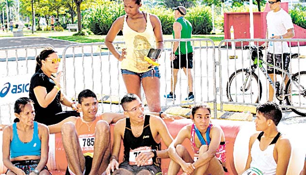 2. Luego del recorrido, los atletas disfrutaron de la piscina.
