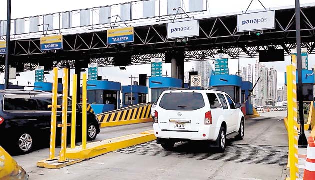 Panapass promete disminuir tranques. Los conductores que ya utilizan Panapass pueden pasar por los corredores sin necesidad de detenerse; mientras, quienes no se han cambiado deben hacer largas filas, lo que provoca tranques.