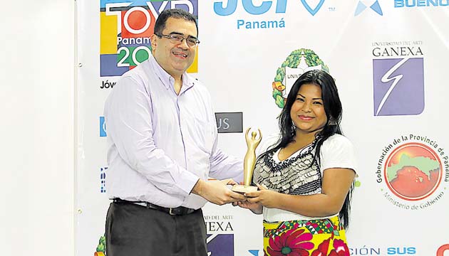 Lucas Morales y Sara E. Omi Casamá, defensora de los pueblos indígenas.