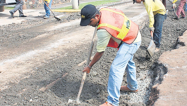 Cuadrillas del MOP interviniendo las vías.(Cortesía)