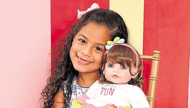 Las pequeñas aprenden a cuidarlas y peinarlas correctamente.