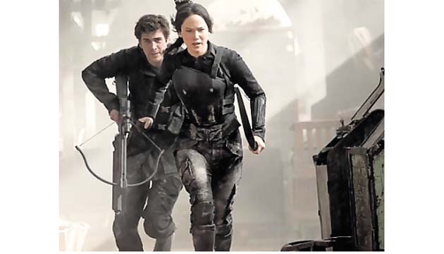 La vida en el Distrito 13 no es tan fácil como Katniss se imaginaba, y mucho menos ahora que le faltan aliados.