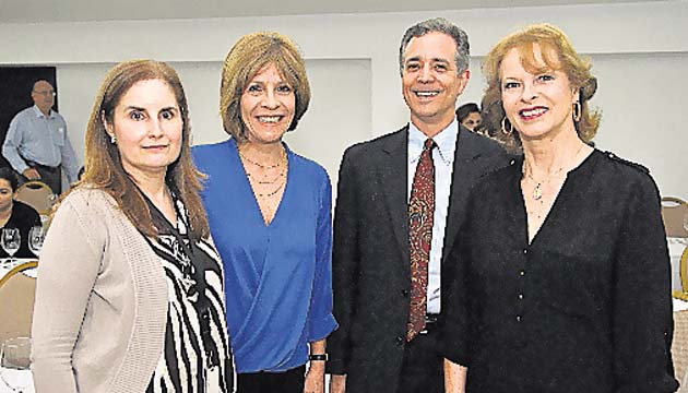 2. Ana Berta de Villanueva, Anayansi Vizor, Álvaro Villanueva y Marcela Hilbert.