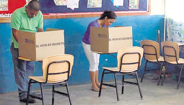 Representante. Hasta el cierre de esta edición, en las elecciones para elegir al nuevo representante del corregimiento de Las Lomas, en David, se mantenía al frente del conteo, el candidato del Molirena, Francisco Almengor. El político fue el que se impuso en los comicios de mayo, para luego ser impugnado, con un total de 3,351 votos sobre 2,930 del candidato de Cambio Democrático (CD), Guillermo “El Pastorcito”.