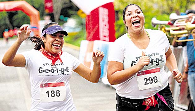2. Las damas también se gozaron el recorrido de la maratón.(Anayansi Gamez)