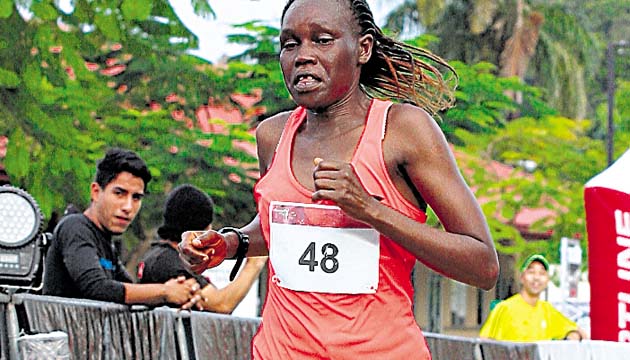 3. Nadie pudo alcanzar a la atleta keniana Toroitich.(Anayansi Gamez )