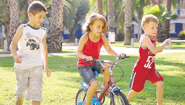 Los expertos aconsejan a los padres sacar a los niños al parque. (Archivo.)