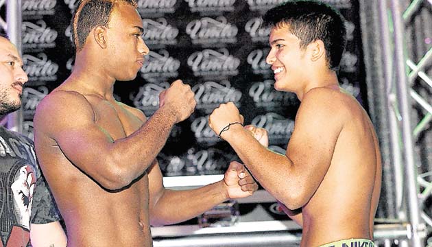 Batalla internacional. Jimmy Carrillo, de Panamá, pondrá a prueba sus conocimientos en las artes marciales mixtas cuando intercambie golpes con Darwin Luna (dcha.), un hondureño que vino a llevarse la victoria.(Anayansi Gamez)