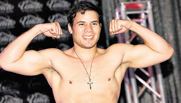 Hizo bulla. Vernon Ramos llevó su “mini” barra a la ceremonia del pesaje oficial del evento. A lo lejos se escuchó “Vernon, Vernon”, situación que lo llenó de confianza. Su rival, el hondureño Cristofer Aguilar, no estuvo presente. (Anayansi Gamez)