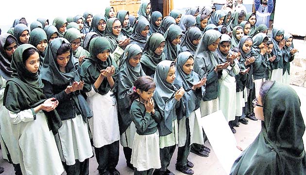 Un grupo de alumnas reza por las 141 víctimas.(EFE)