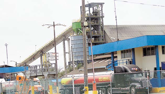 Baja el precio del petróleo, pero los costos de materiales siguen igual.