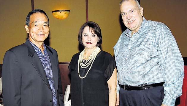 5. Kasame Sakai, Rosario Galindo y Ricardo Gago.