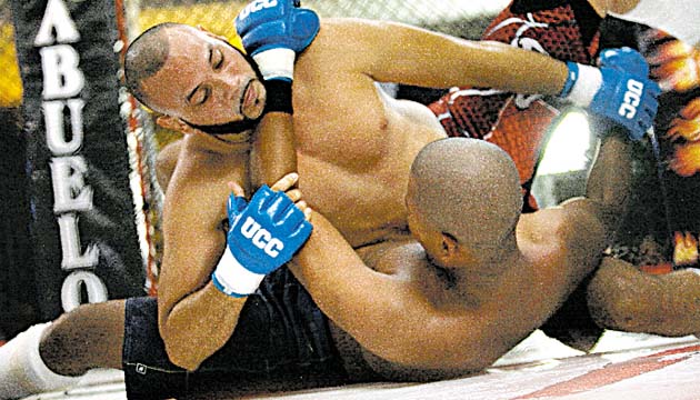 Cuarto duelo. Carlos Peralta Delgado (rojo) se impuso a Noriel Antonio Fuentes en las 185 libras. La victoria la consiguió por la vía de la rendición.(Anayansi Gamez)