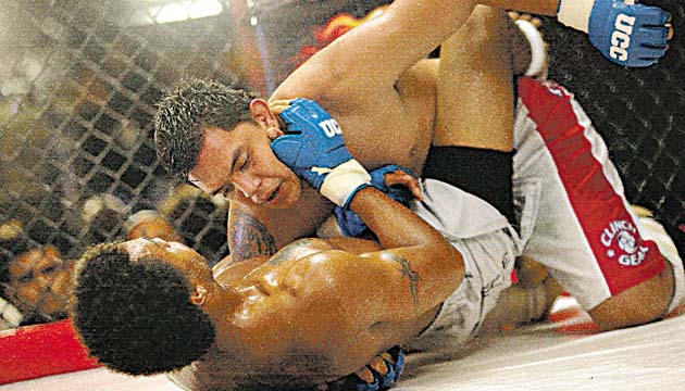 Jueces deciden. La pelea protagonizada por Thiago Rasta Silva y Steven Oviedo Brenes (arriba) se robó los aplausos del público. Fue la única que se definió en tres “rounds”.(Anayansi Gamez)