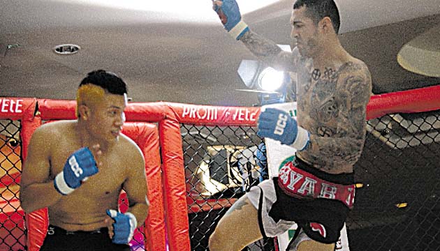 Subieron el telón. Glauber Duncan Santiago y Orestes Cruz Jiménez fueron los primeros en subirse al octágono. En el combate se impuso Santiago.( Anayansi Gamez)