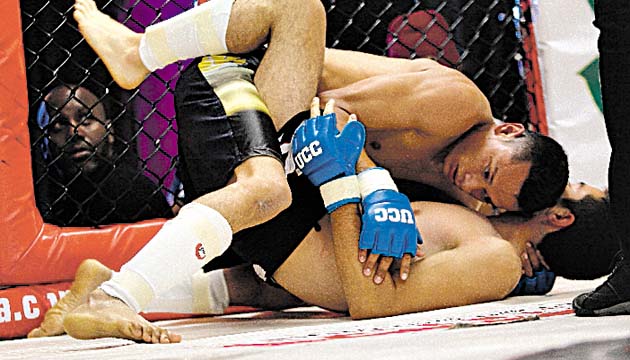 Sólida victoria. Luis Gutiérrez (arriba) superó por nocaut a Alex Ayales Castro en la segunda pelea del evento 21 del Ultimate Combat Challenge.( Anayansi Gamez)