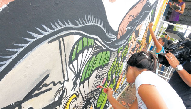 El mural fue visitado por muchas personas.