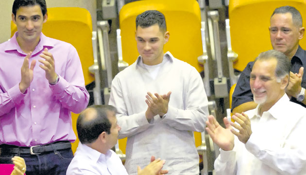 Elian González, (c) participa de un acto en el Parlamento cubano.