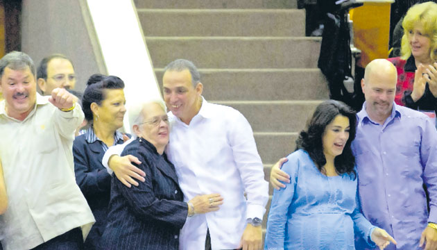 Los cinco cubanos liberados recientemente reaparecen en público.(AP)