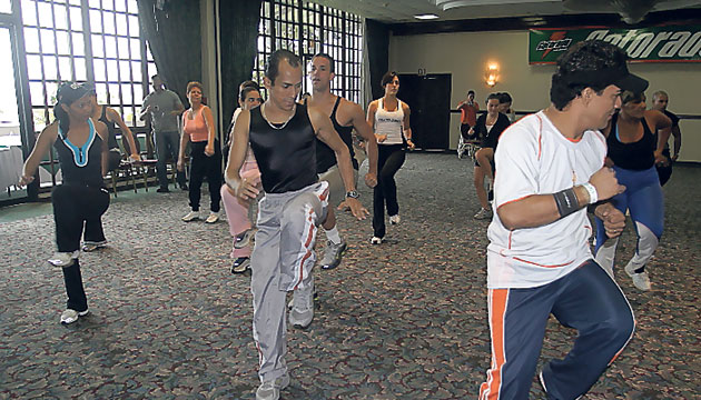 Este evento es para mujeres, pero los hombres también hacen zumba.(Archivo)