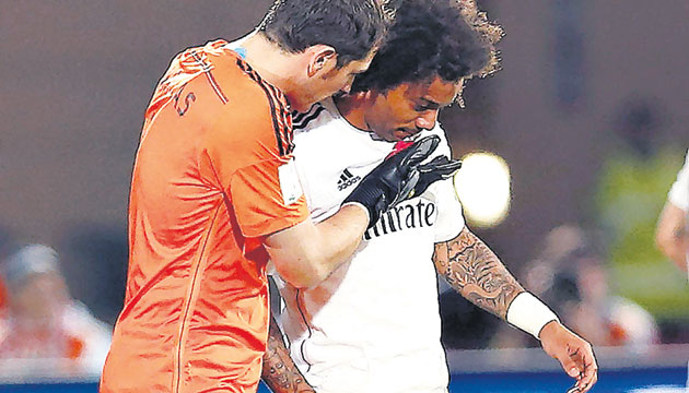Marcelo (dcha.), del Real Madrid, tuvo que retirarse lesionado.(EFE)