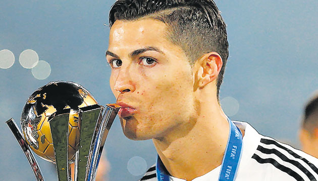 Cristiano Ronaldo (Real Madrid) posa con su premio individual.(AP)