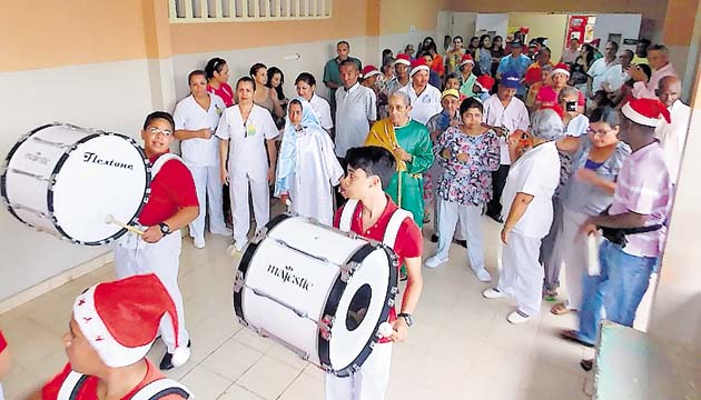 Músicos de la escuela Soyuz Bilingual School apoyan la actividad. (Zenaida Vásquez)