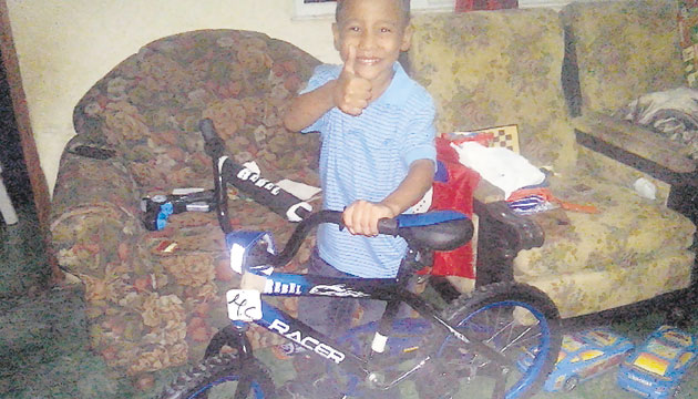 El orgullo de recibir una bicicleta, la imagen que se repite cada año.(FOTO: José Manuel Adames)