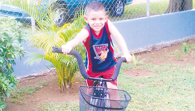 Ángel Cedeño promete que cuidará su nueva “bici”.(FOTO José Vázques)