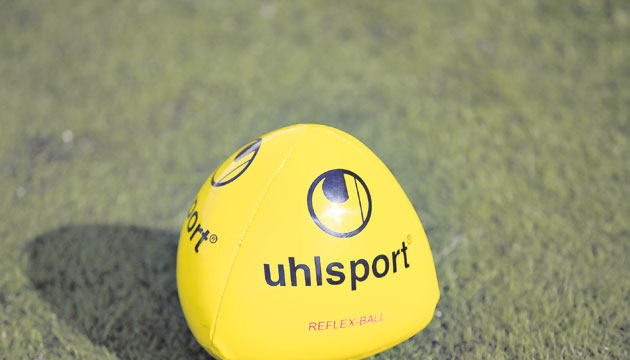 Este es el balón “Reflex” con que entrenaron ayer los arqueros.