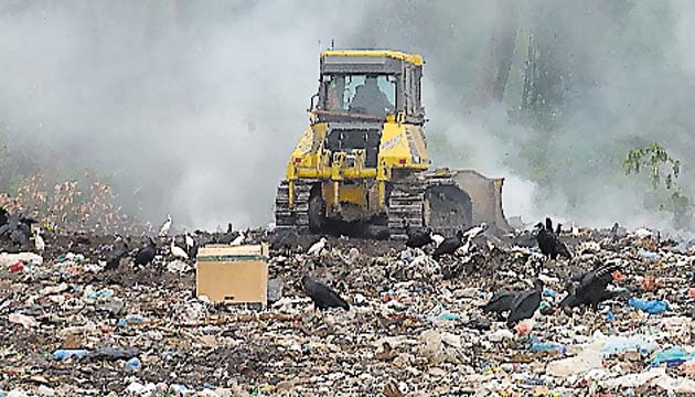 Uno de los mayores fuegos en este depósito de basura