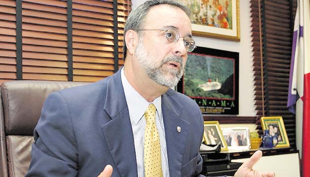 El magistrado Eduardo Valdés Escoffery fue designado bajo el Decreto Ejecutivo 836 del 26 de diciembre de 2014, y el presidente Varela fue quien firmó el documento antes de salir con su familia en un viaje privado. Valdés Escoffery es magistrado del Tribunal Electoral desde 1990.