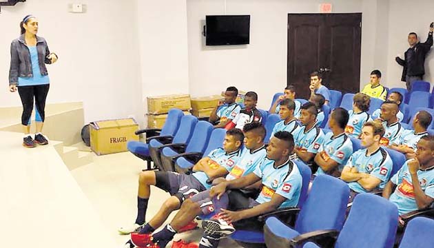 Rosa Mon durante una charla con los jugadores Sub-20.(@Fepafut)