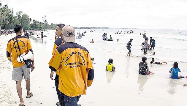 Expertos en desastres recorren las playas. (AP)