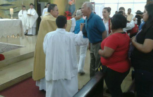 Monseñor Ulla da la comunión. Foto/Adiel Bonilla