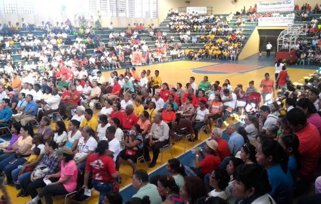 En el gimnasio del Instituto Técnico Don Bosco hay feligreses que escuchan la misa. Foto/Carlos Lemos