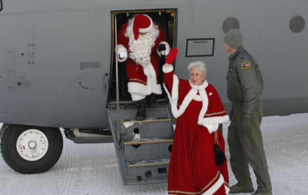 Santa Claus y su esposa a su llegada a Alaska. Foto/ AP