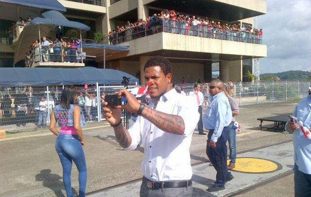 Roman Torres en las esclusas de Miraflores.Foto/Luis Ávila