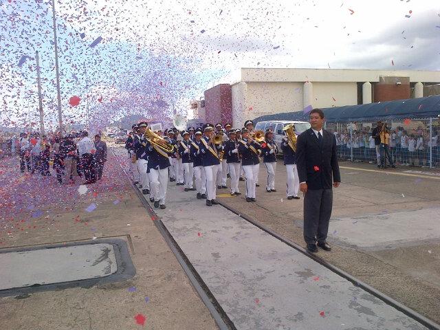 La banda del Fermin Naudeau ameniza la llegada de la octava compuerta a Miraflores. Foto/Luis Ávila