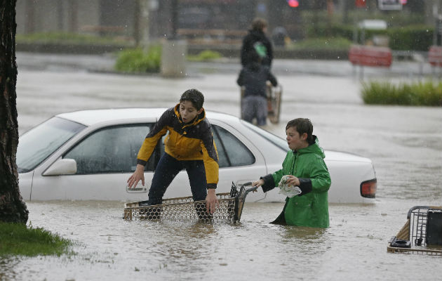 Estacionamiento inundado. Foto/ AP