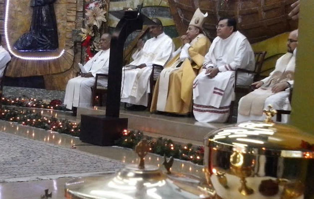 Monseñor José Domingo Ulloa oficia la misa. Foto/Carlos Lemos