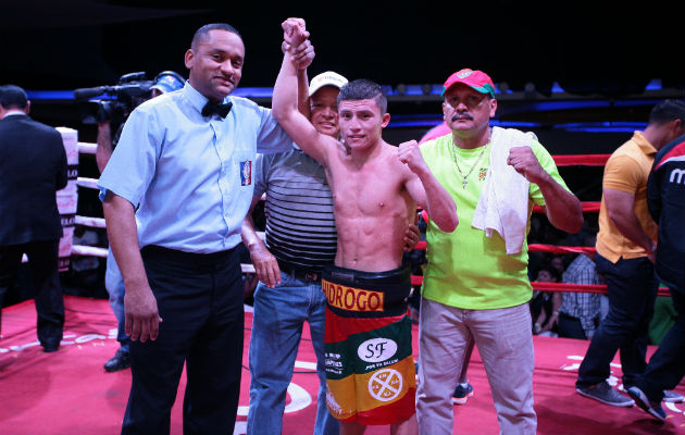 Israel Hidrogo gana por decisión unánime