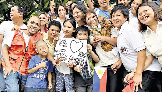 Manila. Multitud y letrero que dice: “Te queremos, papa Francisco”.( EFE)