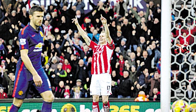 Ryan Shawcross (dcha.) madrugó al Manchester United.(AP)